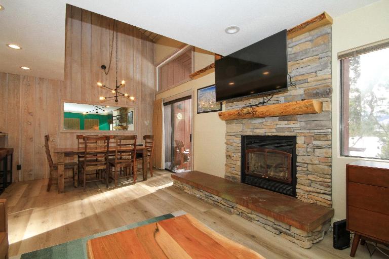 Mammoth Ski Racquet Club 86 - Pet Friendly - Bed and Breakfast Mammoth Lakes