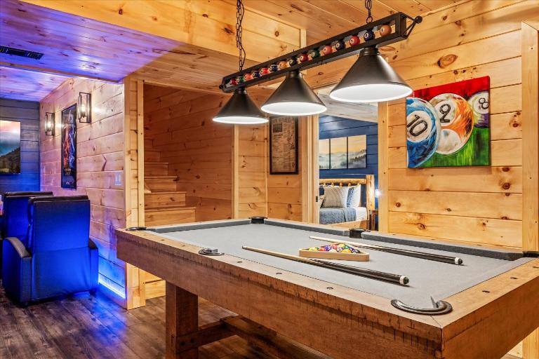 4 BD Luxury Cabin-Pool Table-Arcade-Hot Tub-Fire Pit-Coffee Bar-S'mores Bars - B&B Sevierville