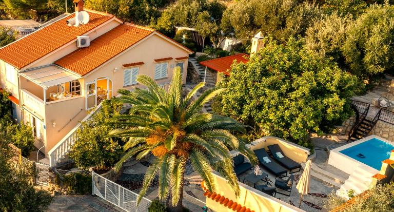 Exquisite Villa with Heated Pool, Sauna, Breathtaking Landscape & Panoramic Views in Banjol - B&B Rab