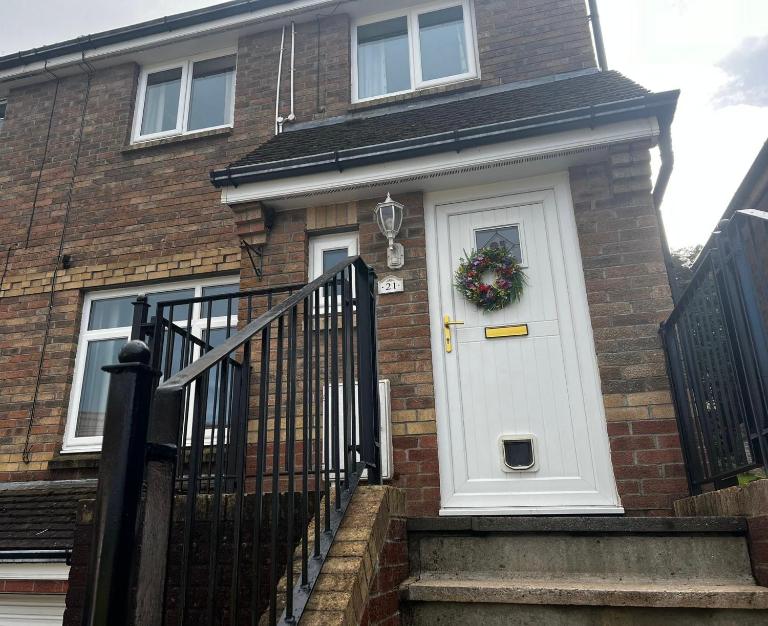 Fully modernised house, sleeps 8, - B&B Bridgend
