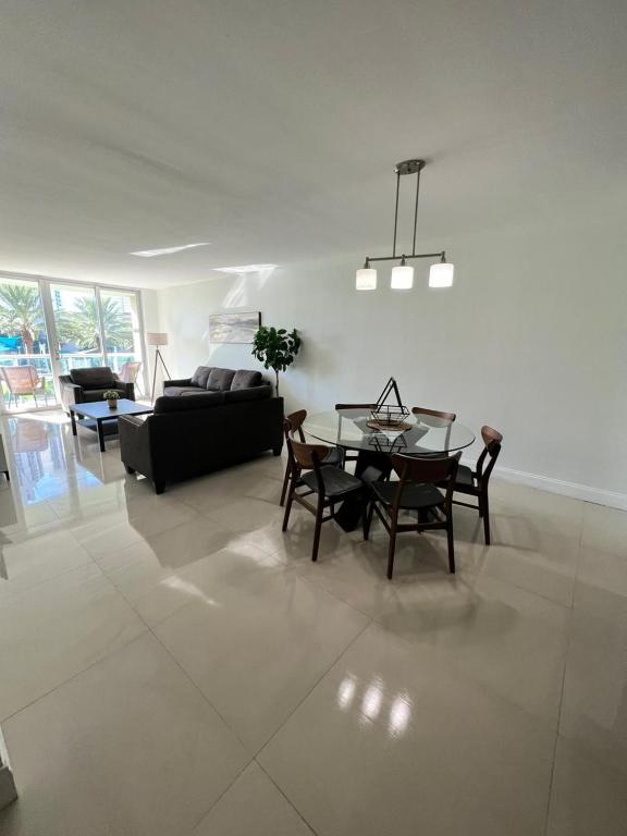 Spacious 3 BR and 2 BA with Free parking just in front beach - B&B Sunny Isles Beach
