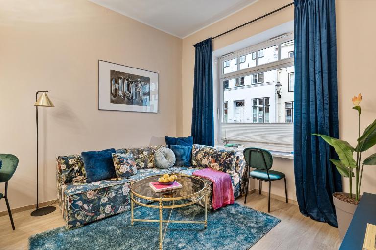 CLS Moderne City-Wohnung in Lübeck Altstadtinsel, gratis WLAN, Smart TV, Waschmaschine, Nespresso Maschine & Kapseln inklusive, in in direkter Umgebung Restaurants, Supermarkt, Bushaltestelle, Parkhaus, Bahnhof, Hansemuseum, Hüxstraße, Nähe UKSH - B&B Lubeca
