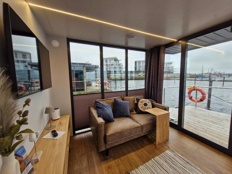 Hausboot Fjord Cirrus Solarboot mit Biosauna in Wendtorf - B&B Wendtorf
