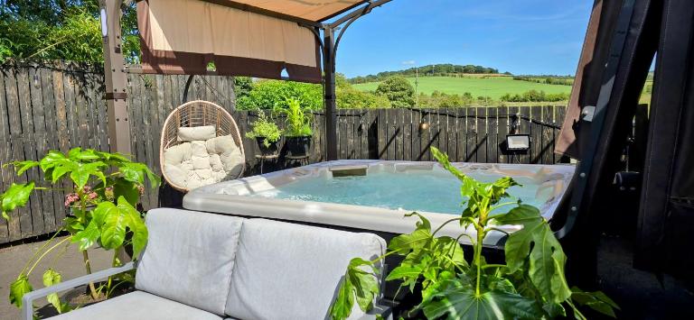 The Green Monkey Lux Suite at The Grumpy Schnauzer B&B Private Hot Tub, Gym, Breakfast, Stunning! - B&B New Monkland