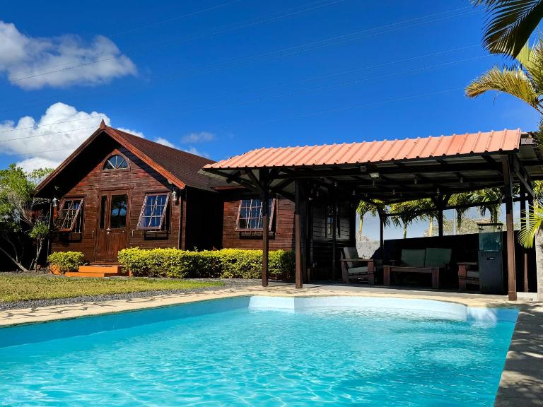 Private Chalet with pool - Chambres d'hôtes Ebene