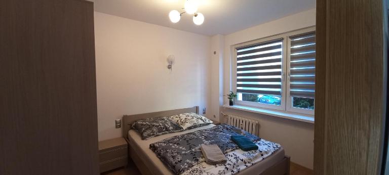 Apartament JUKI, mieszkanie obok Katowice Wynajem na doby, krótkoterminowy, 2 pokoje balkon, 50m2,- po kapitalnym remoncie 2-ga sypialnia jest częścią salonu blisko Centrum Leczenia Oparzeń 2,5 km - Chambres d'hôtes Siemianowice Śląskie