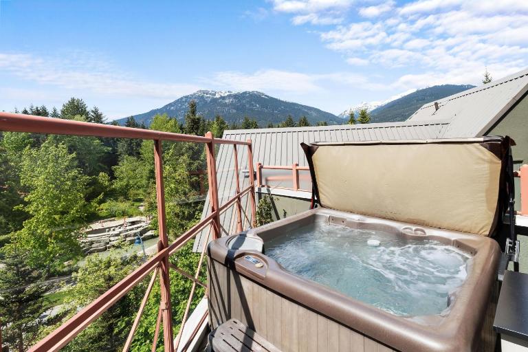 Alpenglow Lodge Two Bedroom Apartment with Private Hot Tub by MVA - B&B Whistler