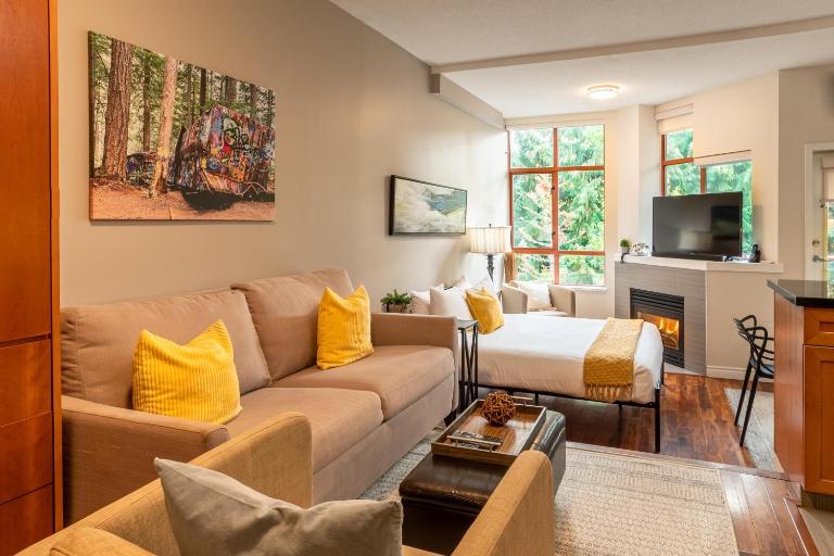 Alpenglow Lodge Large Studio by MVA - Bed and Breakfast Whistler
