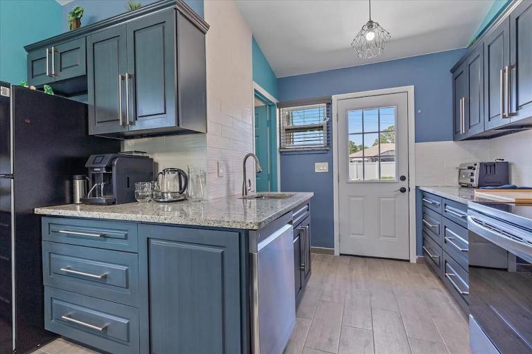 Renovated, Cozy 2 Bedroom - B&B Englewood