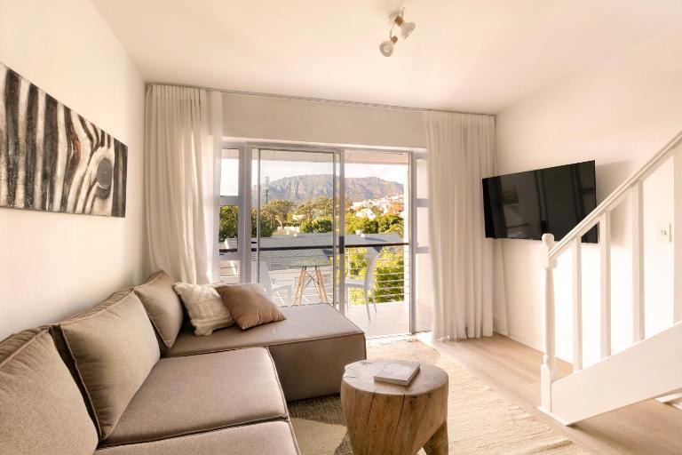 Four Peaks Duplex - 4 Sleeper with Mountain Views, Balcony and Pool in Hout Bay Beachfront - Ferienwohnung Hout Bay
