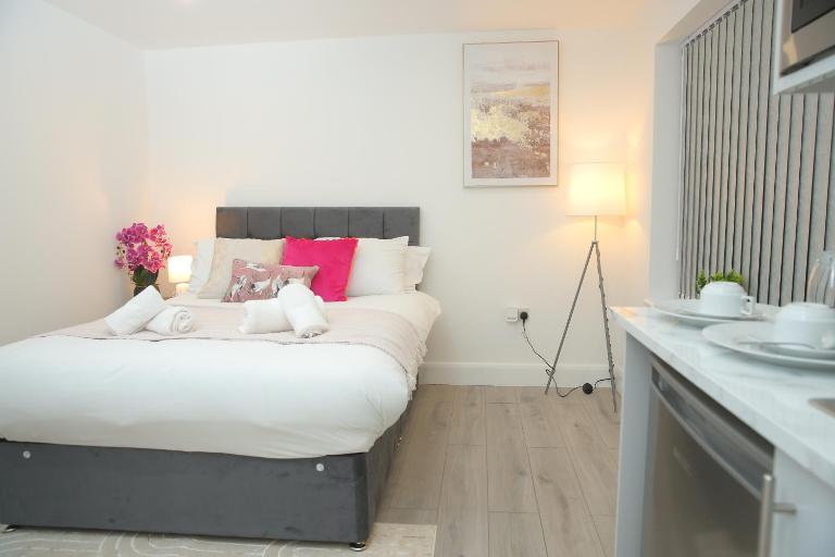 Luxury Private Ensuite and Kitchenette Room Near Luton Airport 4 Min Drive - Ferienwohnung Luton