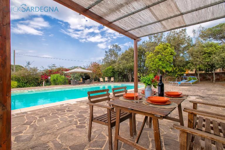 Villa Melograno with exclusive swimming pool surrounded by greenery - B&B Campanedda