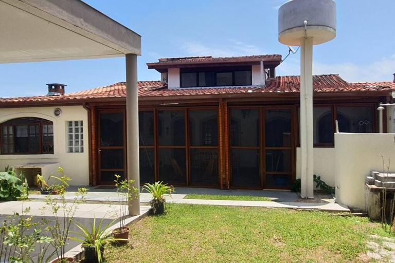 Casa na mococa fundos, ar-condicionado, condomínio - B&B Caraguatatuba