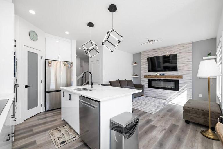 The Happy place - Luxurious, Cozy and Modern Home with 4 bedroom Air-condition, Netflix, Free Parking close to Airport and West Edmonton Mall - B&B Edmonton
