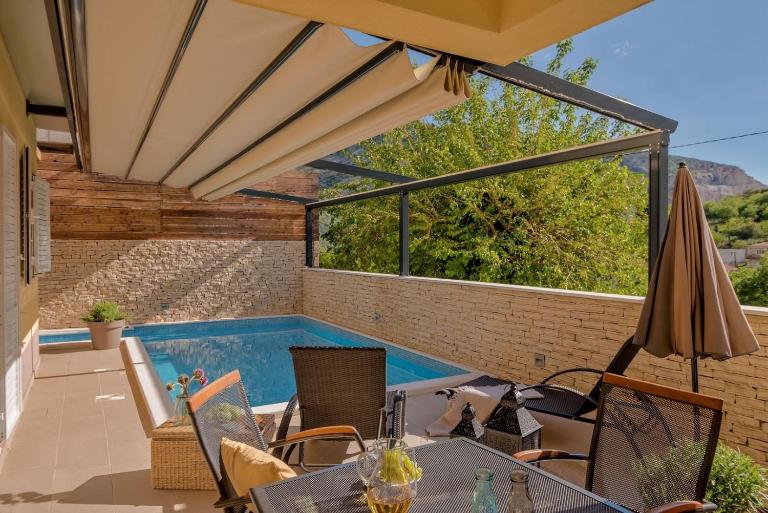 Luxury Villa LeLu with heated saltwater pool, parking, high speed Internet, BBQ, - Chambres d'hôtes Žrnovnica