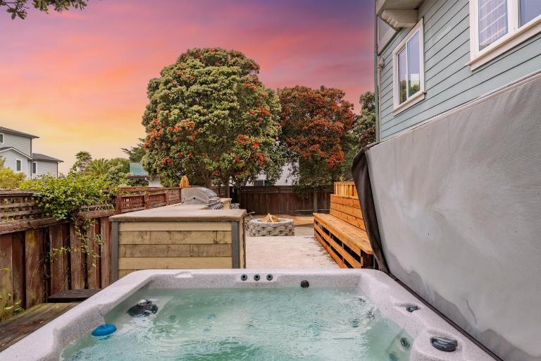 1 block to beach, Private Hot Tub, Fire Pit and BBQ - B&B El Granada