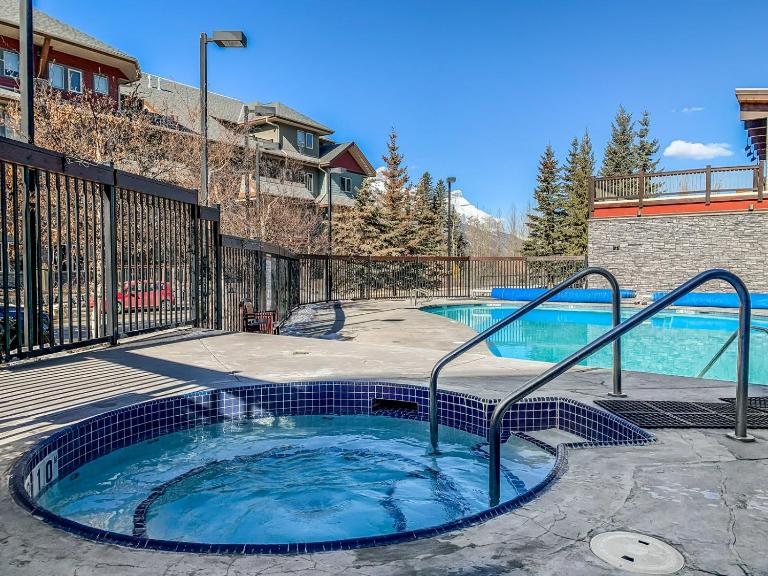 Family Gateway Outdoor Pool & Hot Tub Experience - B&B Canmore