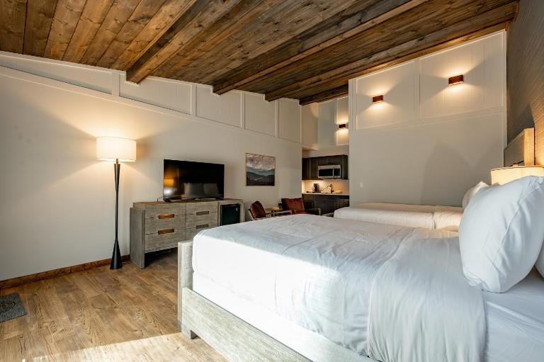 Cove Creek Lodge 215 Standard Double Queen Room - B&B Oakland