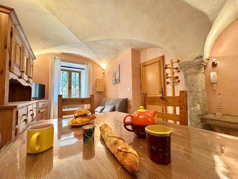 Charmant 2 pièces avec Wi-Fi et parking à La Salle-les-Alpes - FR-1-762-53 - B&B La Salle les Alpes