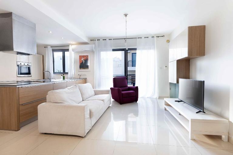 Modern & Spacious 3 Bedroom Apartment - Close to Sliema Promenade - Bed and Breakfast Gżira