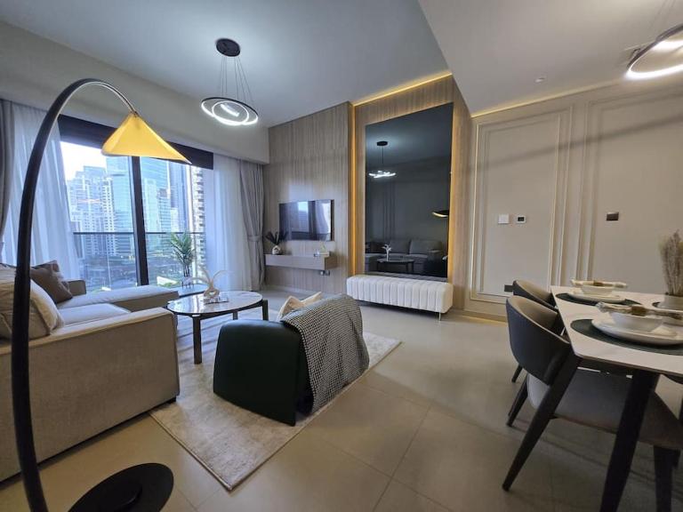 Chic 1BR Retreat , Blvd Views, Walk to Dubai Mall - B&B Dubai