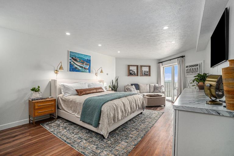 A Room with a View, East Bay Waterfront with Pool - B&B Traverse City