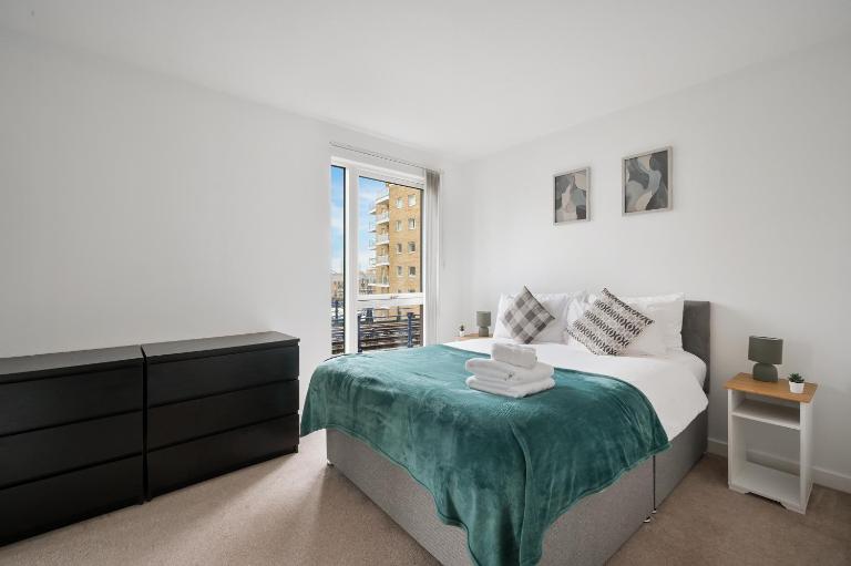 Canary Chic 2 Bedroom Apartment with Marina Views - Chambres d'hôtes Londres