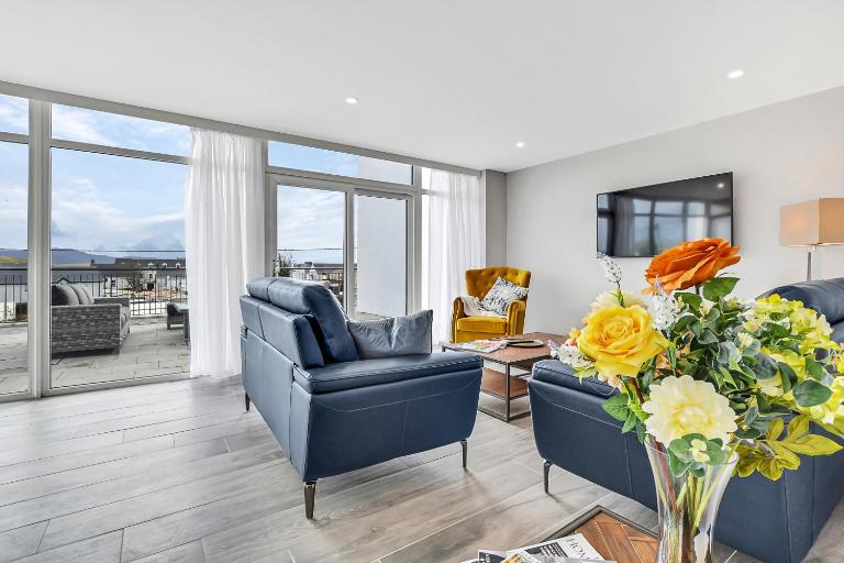 BayView Lodge 2-Bedroom Ground Floor Apartment - B&B Downings