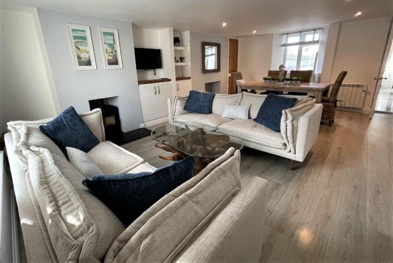 The Little Seahorse - Newly Renovated Cottage 5mins Walk The Beach with Hot Tub - Ferienwohnung Tywardreath