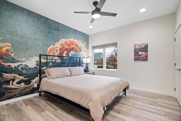 Spring at The Golden Goose including King Bed, Parking, Security and Laundry - B&B Evansville