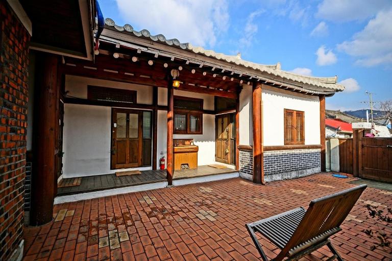 Jeonju Namugeuneul and Geunsoonae Chogajip - B&B Jeonju