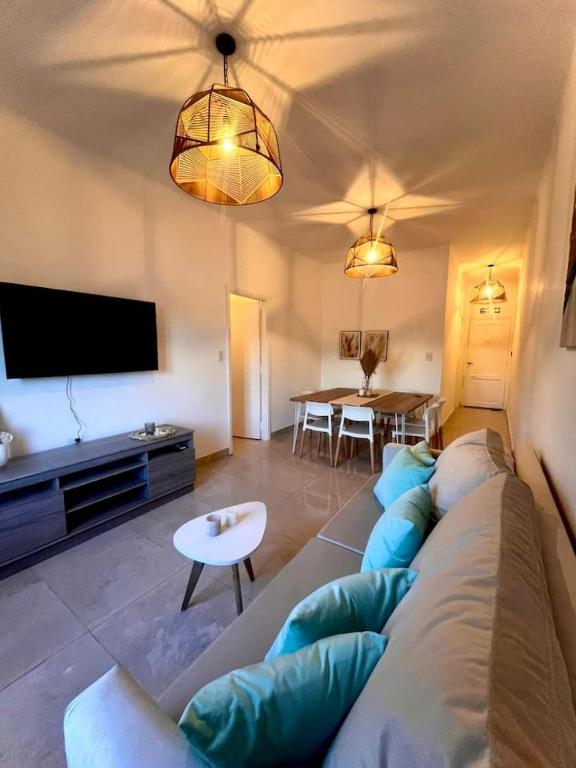 Moderno, lujoso y centrico departamento av belgrano 3 habitaciones y 3 baños - Bonavista Rentals - B&B Salta
