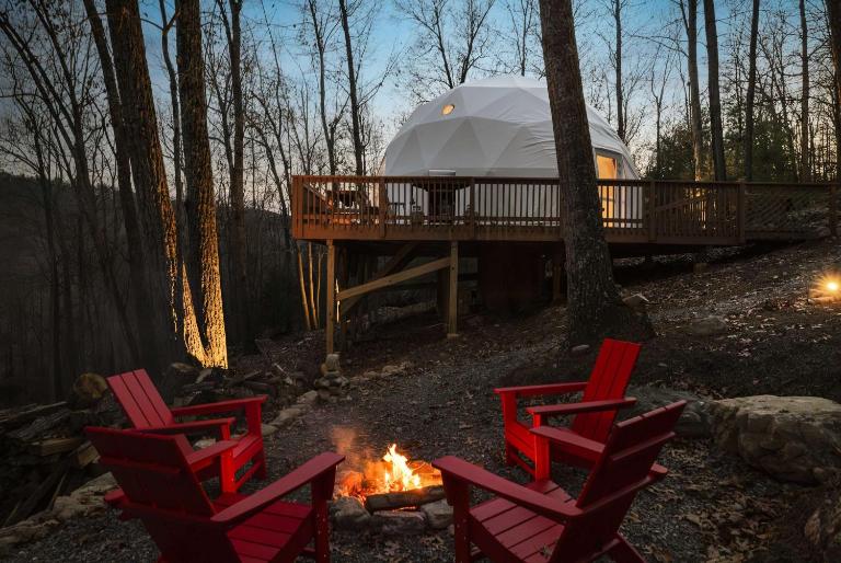 Glamping Dome w Hot Tub Fire Pit & River Access - B&B Wardensville