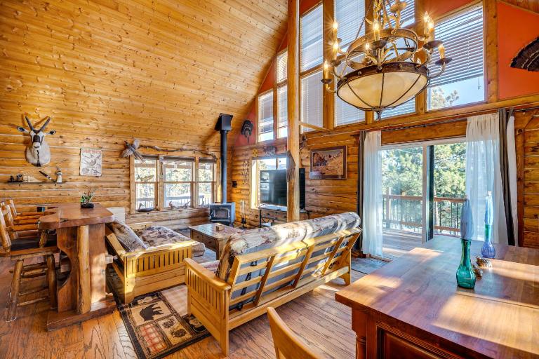 4 Mi to Fossil Beds: Private Log Cabin on 3 Acres - B&B Florissant