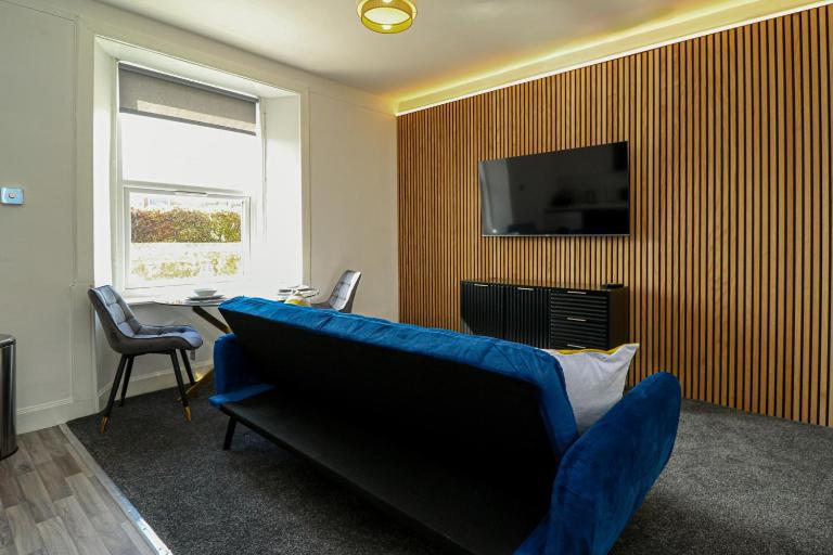 1-Bed Apartment with Sofa Bed in West Kilbride - Long Stays - Free Parking - Chambres d'hôtes West Kilbride