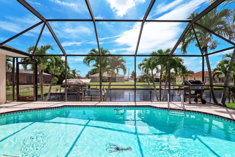 Pelican Paradise! Waterfront, BBQ, Heated Pool, King Bed, Luxury, Family Fun & More - B&B Cape Coral