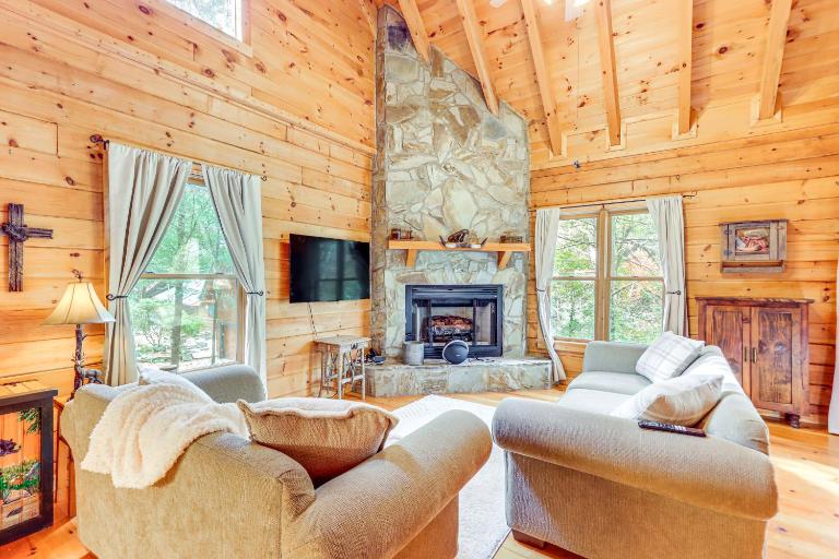 Pet Friendly! Riverfront Ellijay Cabin w/ Hot Tub - B&B Ellijay