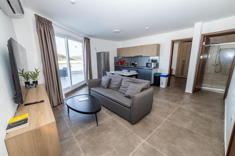 Modern 2-Bedroom Penthouse with Terrace - by HostMT - B&B San Pawl il-Bahar