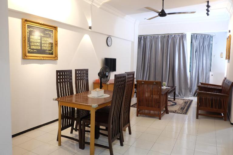 Inap Desa Chempaka, Golden Straits Villa - Bed and Breakfast Port Dickson