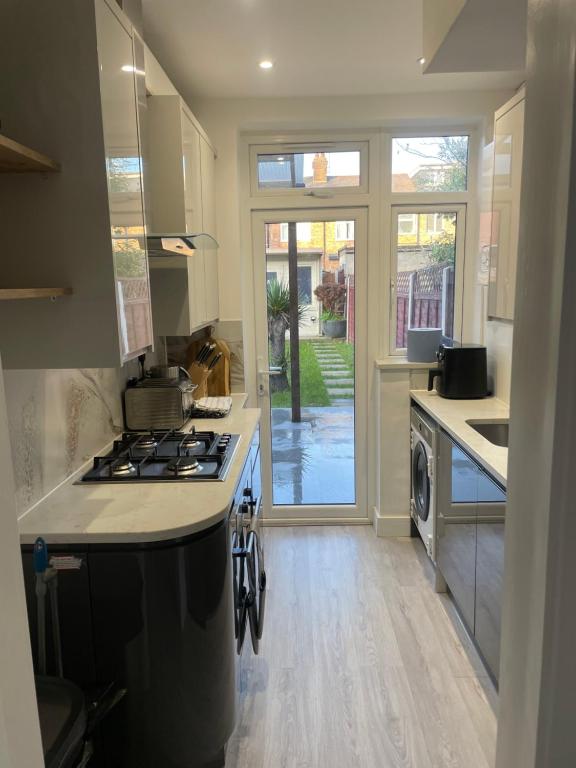 Modern home with driveway parking for 2 vehicles, near Tottenham Hotspur Stadium, White Hart Lane Train Station - B&B London