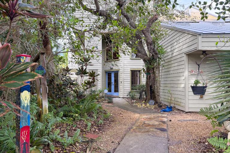 Beach Paradise Getaway - 200ft from Beach! - Bed and Breakfast Sebastian