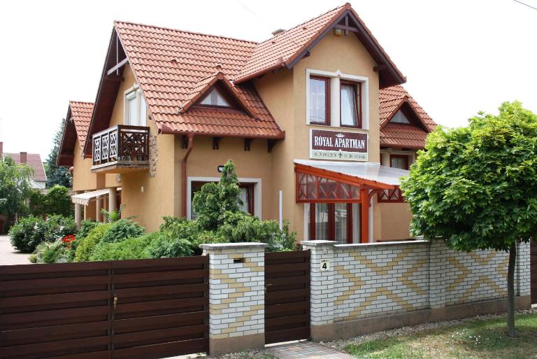 Royal Apartman - Bed and Breakfast Hajdúszoboszló