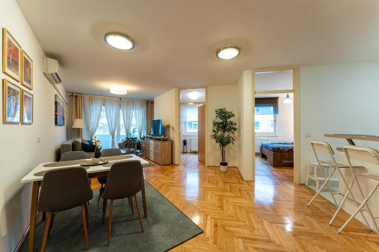 Flex SelfCheckIns 121 - Zagreb - Garage - Loggia - 2 Bedrooms - Chambres d'hôtes Zagreb