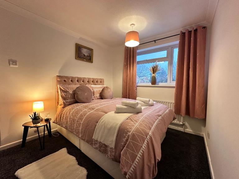 Detached 3-Bedroom Home Close to City, A38, A52 & Royal Derby Hospital with Parking - Bed and Breakfast Derby