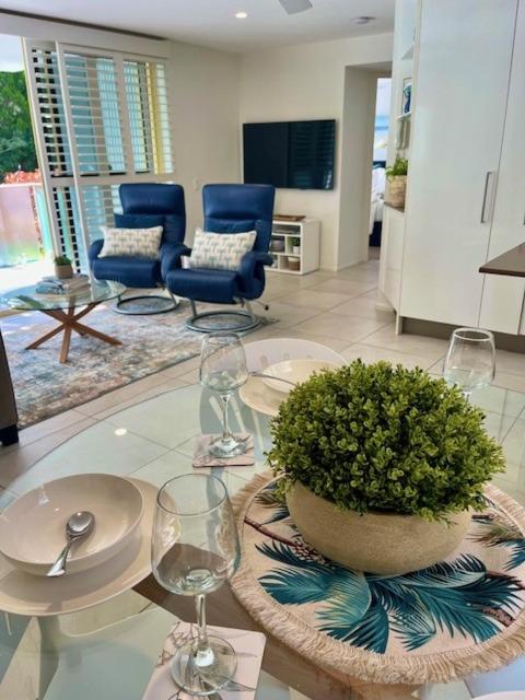 Coastal Luxe On Hastings St - 2 Bedroom - B&B Noosa Heads
