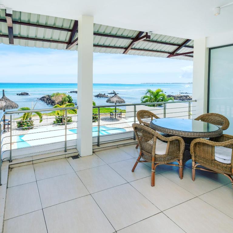 Beachfront Apartment - View to Die For - Ferienwohnung Triolet