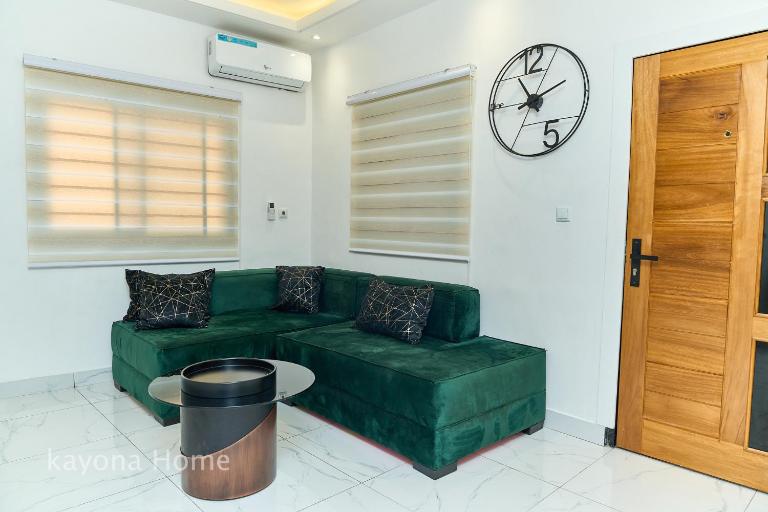 Kayona Home Studio T2 Balcon-Netflix-Wifi-Parking SERVICESConciergerie - B&B Yaoundé
