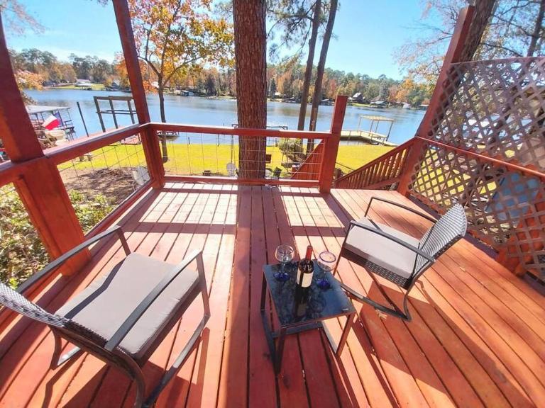 Newly Remodeled Lakehouse on Private Lake sleeps 8 - Ferienwohnung Woodville