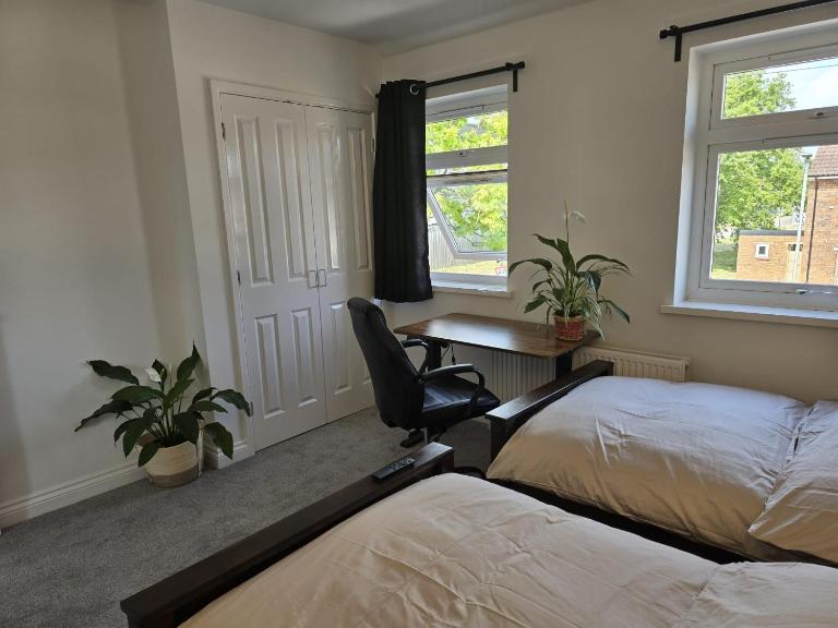 Heathrow, Hounslow, Beautiful Modern Home - B&B Cranford