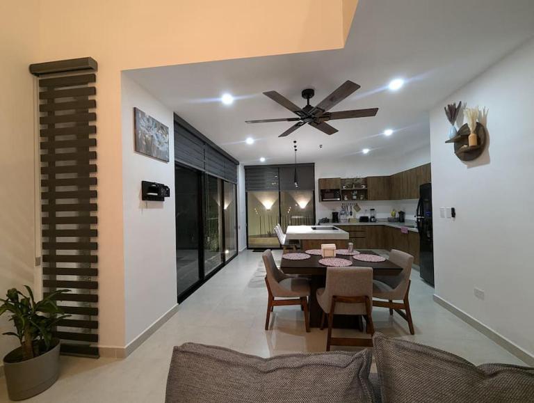 Preciosa Casa en Mérida, 2 Habitaciones, Excelente Ubicación, AC, Alberca, Asador y Estacionamiento - B&B Mérida